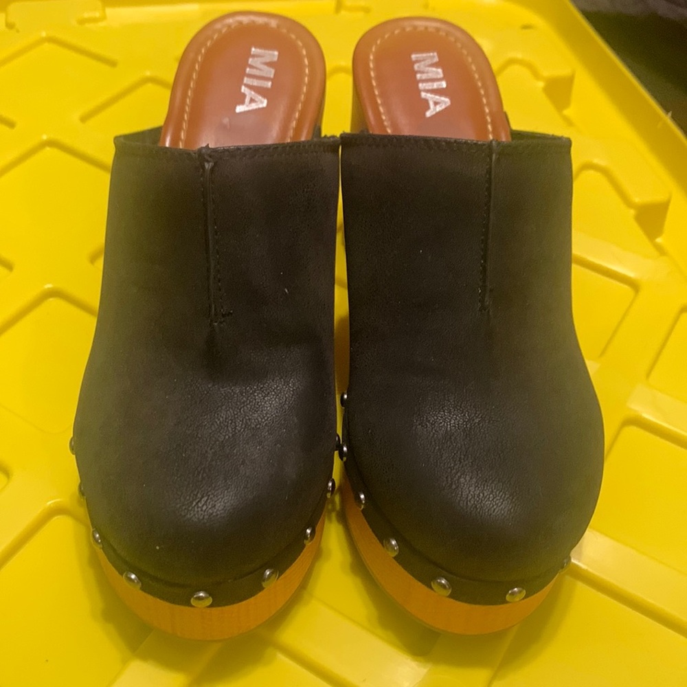 Heeled shoes